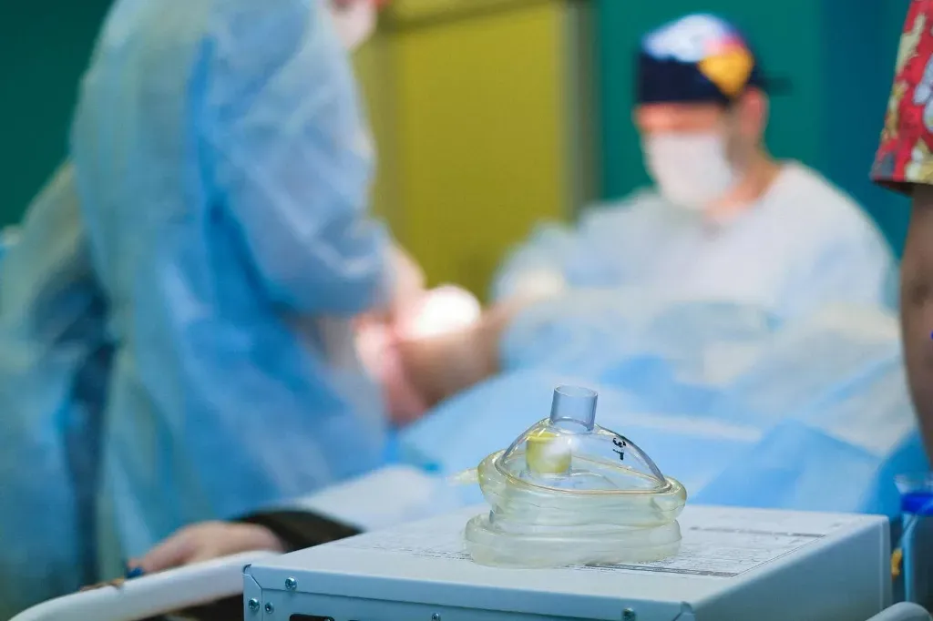 Zasnąć i obudzić się z pięknym uśmiechem – kiedy leczenie zębów pod narkozą naprawdę ma sens?